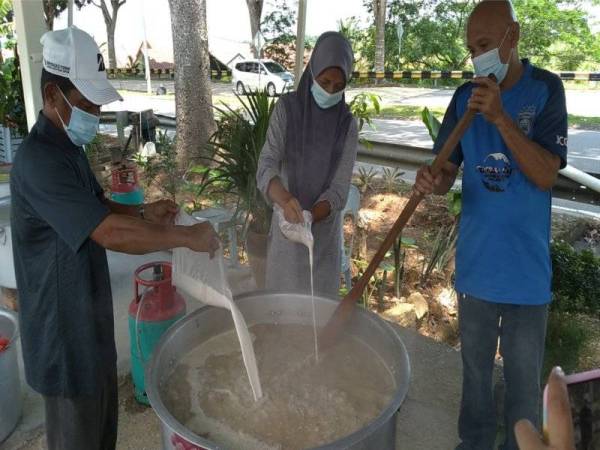 Penduduk Jalan Jati bergotong- royong memasak bubur lambuk pada 1 Ramadan.