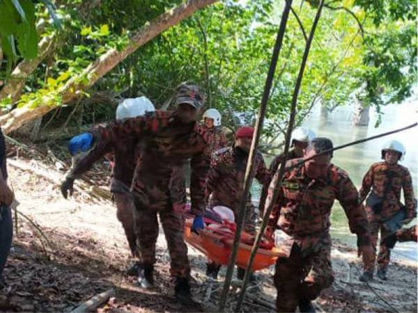 Mangsa yang cedera, diselamatkan anggota bomba. (Foto: Ihsan bomba)