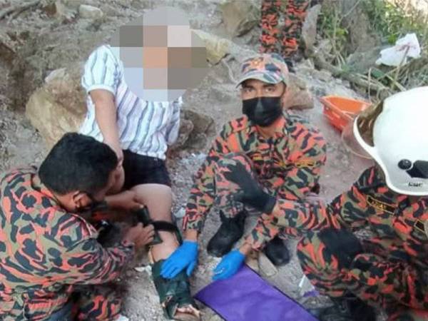 Mangsa dirawat sebelum dibawa turun oleh pihak bomba. (Foto: Ihsan bomba).