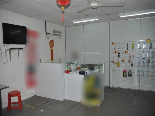 Mereka yang menjalankan judi atas talian menyewa premis menjual telefon atau kedai kopi bagi mengaburi mata pihak berkuasa.