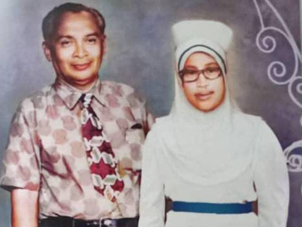 Zainab (kanan) bersama suami, arwah Ismail Mat Saat, bekas penggawa Daerah Limbat pada era 1940-an dan 1950-an.