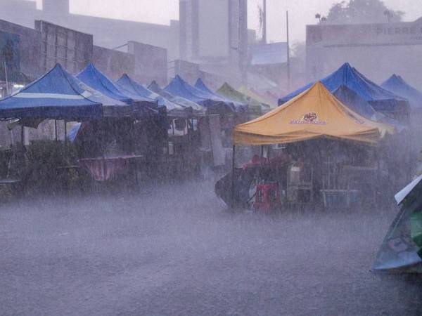 Hujan lebat serta angin kencang lebih satu jam merencatkan aktiviti perniagaan di Bazar Ramadan Kampung Baru pada hari pertama Ramadan hari ini.