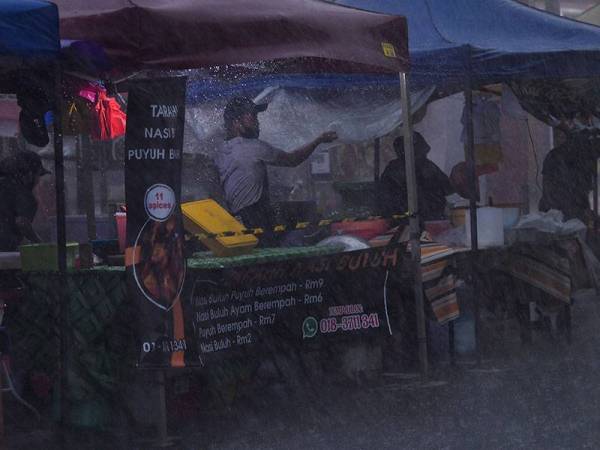 Para peniaga dilihat bertungkus lumus melindungi barangan perniagaan masing-masing apabila hujan lebat serta angin kencang melanda lebih satu jam seterusnya merencatkan aktiviti perniagaan di Bazar Ramadan Kampung Baru pada hari pertama Ramadan hari ini.