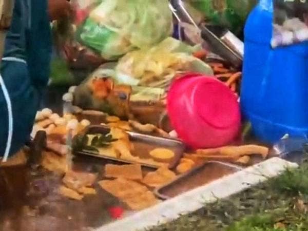 Jualan rosak selepas jatuh di atas jalan.