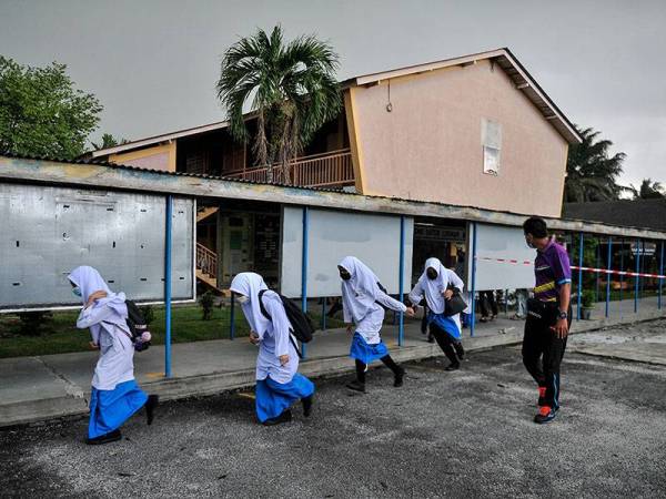 Sebahagian murid- murid yang dipindahkan dari bilik darjah ke dewan sekolah bagi langkah berjaga-jaga untuk mengelak kejadian ribut berulang ketika tinjauan di Sekolah Menengah Kebangsaan Datuk Lokman, Jalan Kampung Pandan hari ini.