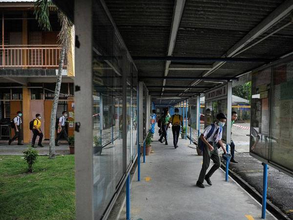 Sebahagian murid- murid yang dipindahkan dari bilik darjah ke dewan sekolah bagi langkah berjaga-jaga untuk mengelak kejadian ribut berulang ketika tinjauan di Sekolah Menengah Kebangsaan Datuk Lokman, Jalan Kampung Pandan hari ini.