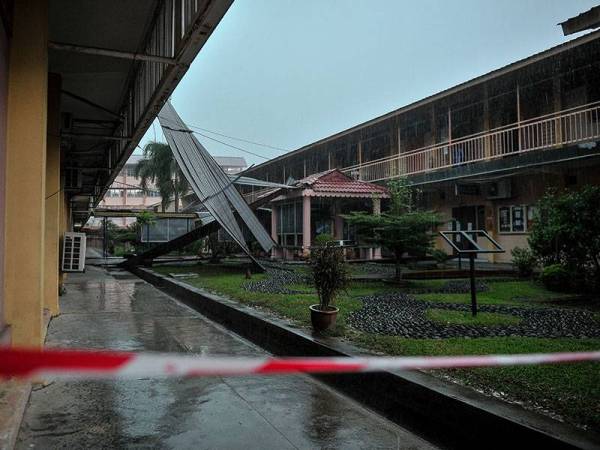 Keadaan bumbung di Sekolah Menengah Kebangsaan Datuk Lokman, Jalan Kampung Pandan yang tercabut ekoran dilanda hujan ribut pada petang semalam. 