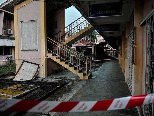 Keadaan bumbung di Sekolah Menengah Kebangsaan Datuk Lokman, Jalan Kampung Pandan yang tercabut ekoran dilanda hujan ribut pada petang semalam. 