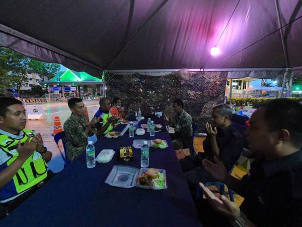Anggota pasukan keselamatan yang bertugas di Sekatan Jalan Raya (SJR) Tol Alor Setar Utara berbuka puasa pada hari pertama bulan Ramadhan hari ini.