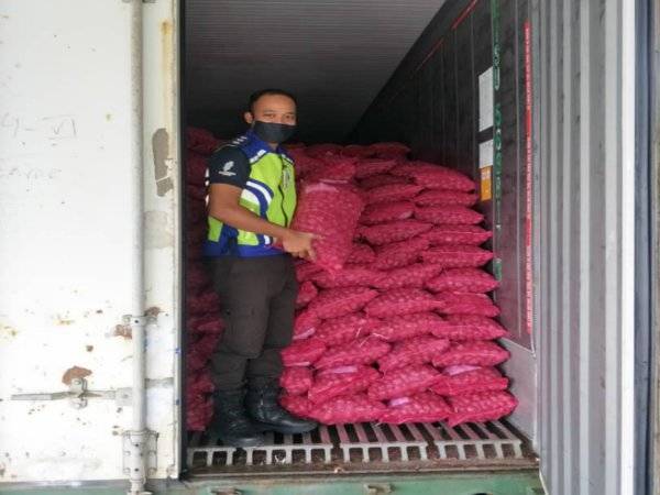 Pegawai Maqis menunjukkan bawang merah dari Thailand yang dirampas di Pelabuhan Tanjung Pelepas di sini pada Isnin.