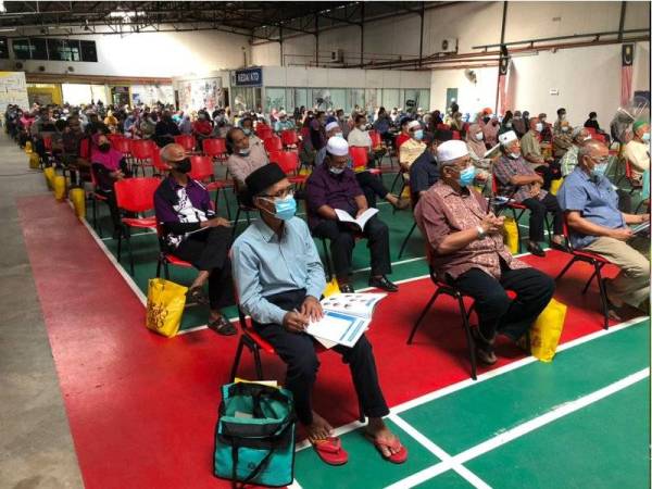 Kehadiran 300 ahli KRK Berhad pada Mesyuarat Tahunan KRK Berhad kali ke 9 / 2020 di Pengkalan Chepa Kota Bharu pada Sabtu di samping pematuhan SOP Covid-19.