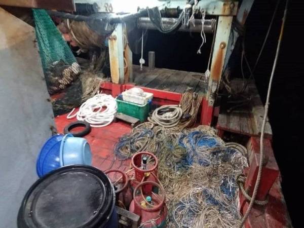 Peralatan menangkap ikan yang turut disita. - Foto Ihsan Jabatan Perikanan Johor