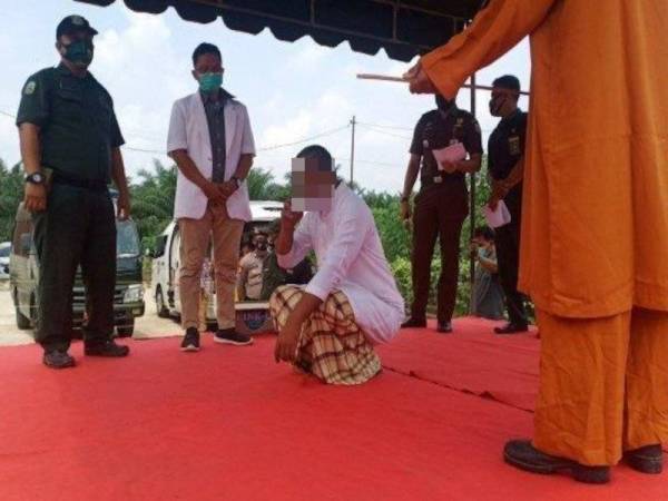 Lelaki juga penjawat awam dilihat meminta minuman dan mencangkung semasa berbaki 20 sebatan. - Foto Tribunnews