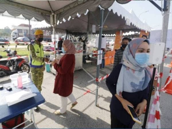 Pihak penganjur bazar menyediakan pas masuk dengan nombor kepada setiap pengunjung.