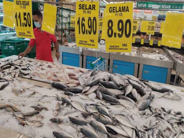 Makanan laut seperti ikan selar antara barangan mentah yang sering mengalami perubahan harga.