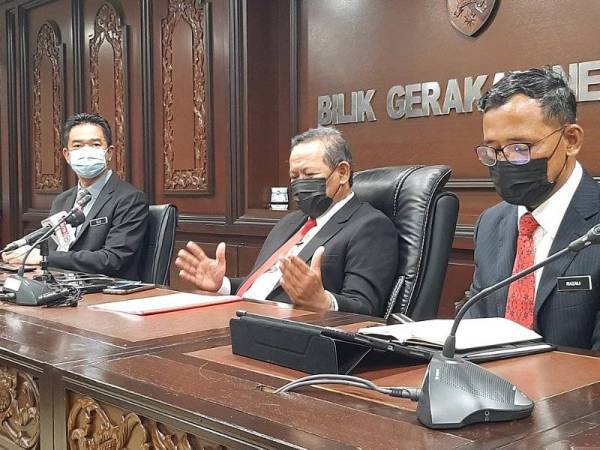 Aminuddin (tengah) pada sidang media di Wisma Negeri pada Rabu.