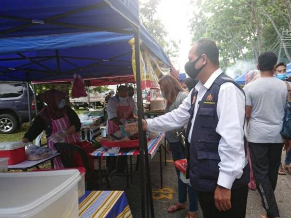 Jabatan Kesihatan Melaka turut memantau SOP di Pasar Ramadan Taman Seri Cempaka, Peringgit di sini, pada Rabu.