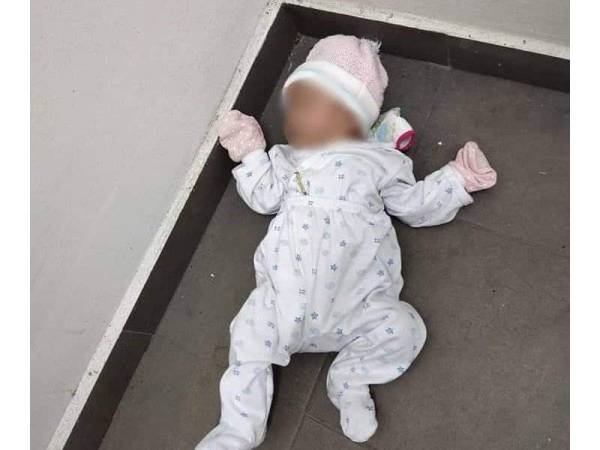 Seorang bayi perempuan dipercayai berusia kira-kira 14 hari ditinggalkan di luar pintu sebuah hospital swasta di Jalan Abdul Samad.