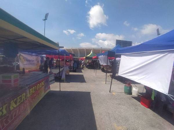 Reruai bazar Ramadan Stadium Darul Aman, Alor Setar disusun dengan penjarakan antara satu sama lain.