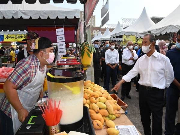 Perdana Menteri Tan Sri Muhyiddin Yassin mengadakan tinjauan ke Bazar Ramadan Presint 3 pada Rabu. Foto Bernama