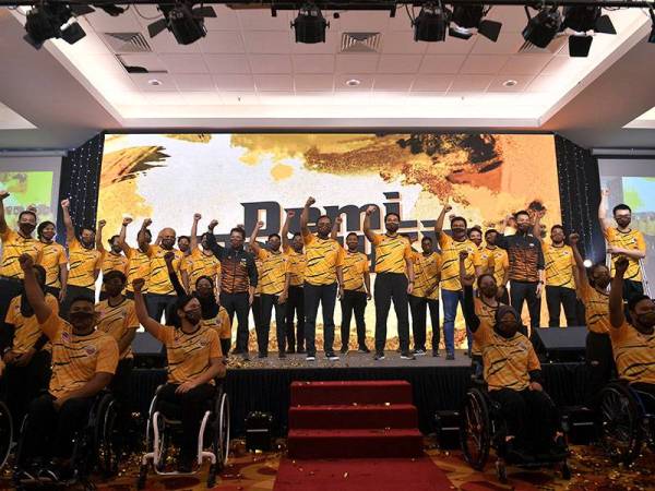 Menteri Belia dan Sukan Datuk Seri Reezal Merican Naina Merican bergambar kenangan bersama para atlet kebangsaan selepas melancarkan Majlis Pelancaran Detik 100 Hari Ke Tokyo 2020 di Dewan Banquet Casa 4 Majlis Sukan Negara hari ini.