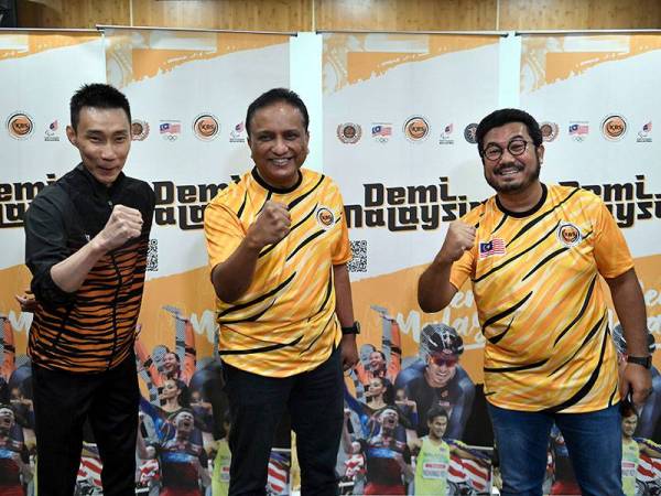 Menteri Belia dan Sukan Datuk Seri Reezal Merican Naina Merican (tengah) bergambar bersama pemain badminton negara merangkap duta 100Plus Datuk Lee Chong Wei (kiri) dan Presiden Majlis Paralimpik Malaysia (MPM) Datuk Seri Megat D Shahriman selepas sidang media di Majlis Sukan Negara hari ini.