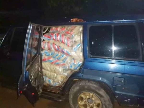 PGA Batalion 9 Kuala Terengganu mematahkan cubaan menyeludup 1.92 tan beras apabila merampas barangan itu di dalam sebuah pacuan empat roda berhampiran pangkalan haram Tar, Kampung Lalang Pepuyu, Tanah Merah pada Rabu.