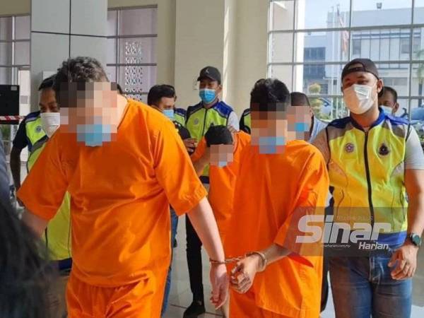 Tiga lelaki yang memakai baju lokap dan seorang berkemeja di bawa ke Mahkamah Majistret untuk permohonan reman.