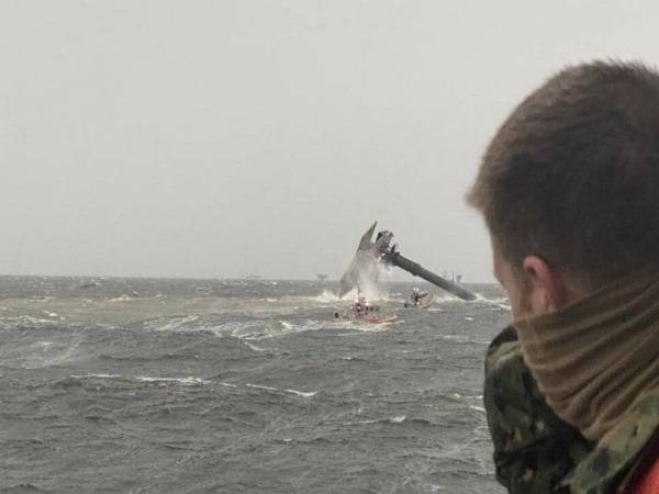 Sebuah kapal cari gali dan gas, Seacor Power karam di luar pantai Louisiana, Amerika Syarikat akibat ribut pada Selasa lalu. - Foto Pasukan pengawal Pantai Amerika Syarikat