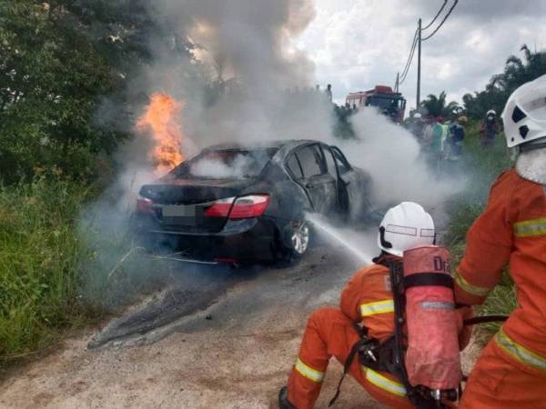 Anggota bomba melakukan kerja-kerja pemadaman sebuah kereta di Bagan Serai. - Foto ihsan bomba