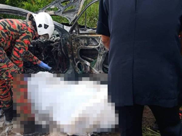 Mayat mangsa berjaya dibawa keluar dan diaerahkan kepada pihak polis. - Foto ihsan bomba