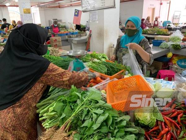 Asmaliza (kanan) berharap tidak berlaku kenaikan harga sepanjang Ramadan.