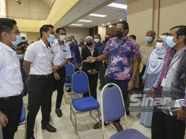 Khairy (tiga dari kanan) melawat Pusat Pemberian Vaksin (PPV) di Dewan MBS, Seremban pada Khamis.