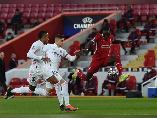 Penyerang Liverpool, Sadio Mane cuba melakukan percubaan ke gawang Real Madrid pada aksi suku akhir kedua Liga Juara-Juara di Anfield pada awal pagi Khamis