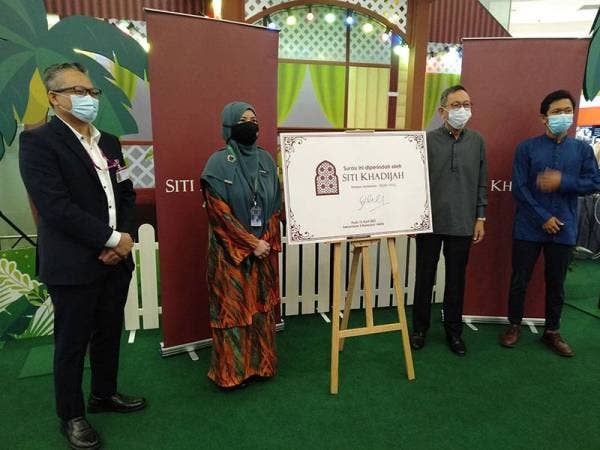 Salwana (dua dari kiri) merakamkan gambar bersama Mohammad Munzir (kanan) dan Kasuma selepas majlis perasmian yang berlangsung di AEON Mall Shah Alam, pada Khamis.