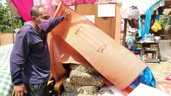 Shahrul Hisham menunjukkan keadaan barang-barang di dalam rumah yang rosak akibat kejadian ribut ketika ditemui pemberita pada Khamis.