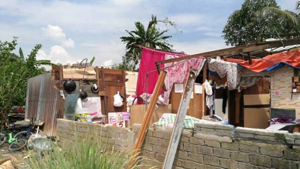 Keadaan rumah Shahrul Hisham yang tercabut bumbung dan dinding dalam kejadian ribut yang berlaku pada petang Rabu.