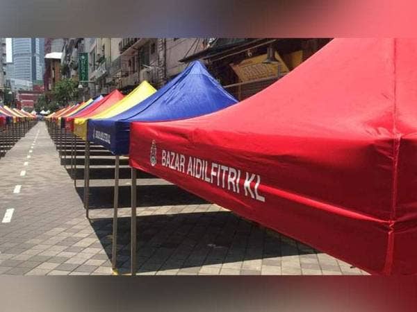 DBKL sedang giat melakukan persediaan di tapak bazar Aidilfitri Lorong TAR yang akan memulakan operasi pada Sabtu ini. Foto: Ihsan FB DBKL