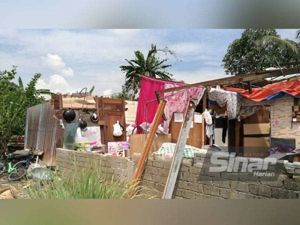 Keadaan rumah Shahrul Hisham yang tercabut bumbung dan dinding dalam kejadian ribut yang berlaku pada petang Rabu.