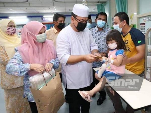 Sulaiman dan isteri, Datin Munira M Yusop (kiri) menyantuni pesakit cilik sempena Program Santuni Kasih Permata Hati sempena Sambutan Ulang Tahun Ke-18 Majlis Bandaraya Melaka Bersejarah (MBMB) di Hospital Melaka pada Khamis.