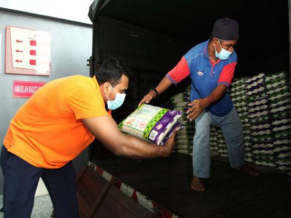 Pekerja Jakel menyusun beras ketika tinjauan di Masjid Jamek Kampung Baru hari ini.
Pihak Jakel akan menyumbangkan sebanyak 300 bungkusan, mengandungi gula, minyak, tepung dan sardin bagi setiap satu bungkusan serta 600 kampit beras kepada golongan asnaf. - Foto Bernama