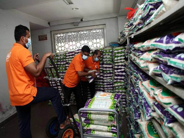 Pekerja Jakel menyusun beras ketika tinjauan di Masjid Jamek Kampung Baru hari ini.
Pihak Jakel akan menyumbangkan sebanyak 300 bungkusan, mengandungi gula, minyak, tepung dan sardin bagi setiap satu bungkusan serta 600 kampit beras kepada golongan asnaf. - Foto Bernama