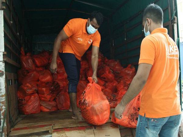 Pekerja Jakel menyusun barangan makanan ketika tinjauan di Masjid Jamek Kampung Baru hari ini. - Foto Bernama