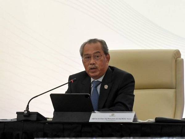 Muhyiddin menyampaikan ucapan pada majlis perjumpaan bersama industri di Dewan Perdana, Menara MITI, Kuala Lumpur pada Khamis. - Foto Bernama