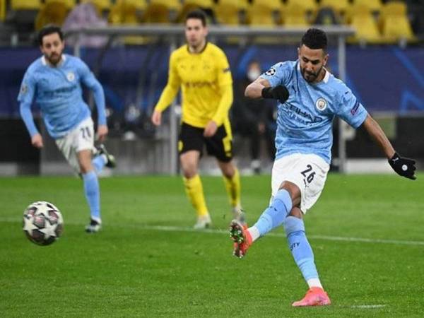 Riyad Mahrez menyempurnakan sepakan penalti untuk gol pertama City.