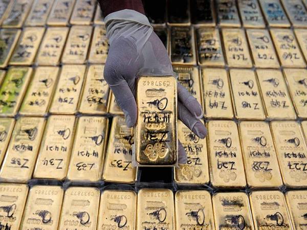 Sebahagian rampasan jongkong emas yang dipamerkan pada sidang media di Ibu Pejabat Polis Daerah Klang Selatan pada Khamis. - Foto Bernama