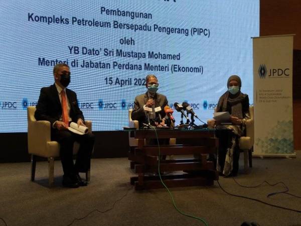 Mustapa ( tengah) pada sidang akhbar di Iskandar Puteri pada Khamis.