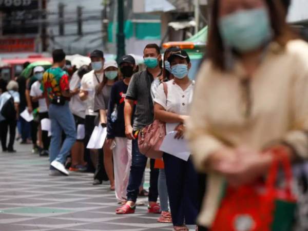 Penduduk tempatan beratur untuk ujian swab hidung (nasal swab) Covid-19 di Bangkok, Thailand. - Foto Reuters
