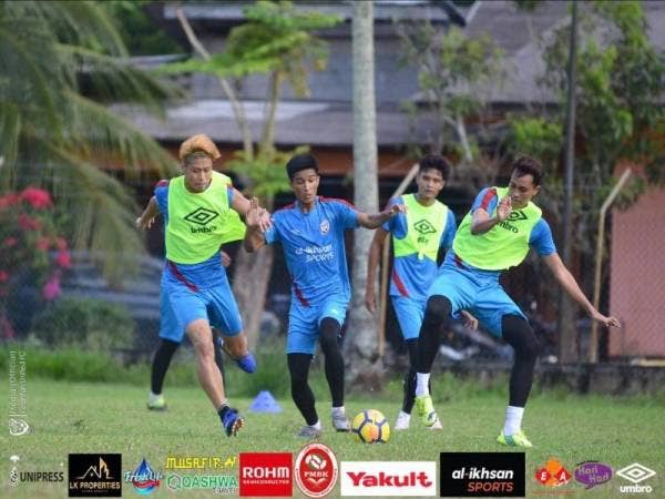 Pemain Kelantan United giat menjalani latihan sebagai persiapan berdepan skuad Projek FAM-MSN di Stadium UiTM Shah Alam, Sabtu ini. - Foto Kelantan United Football Club