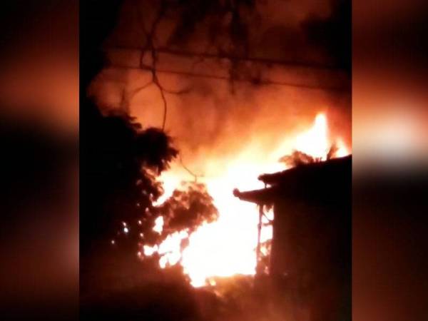 Kebakaran menyebabkan kemusnahan sehingga 90 peratus membabitkan lima buah rumah di Ponduk Fauzi, Yan.